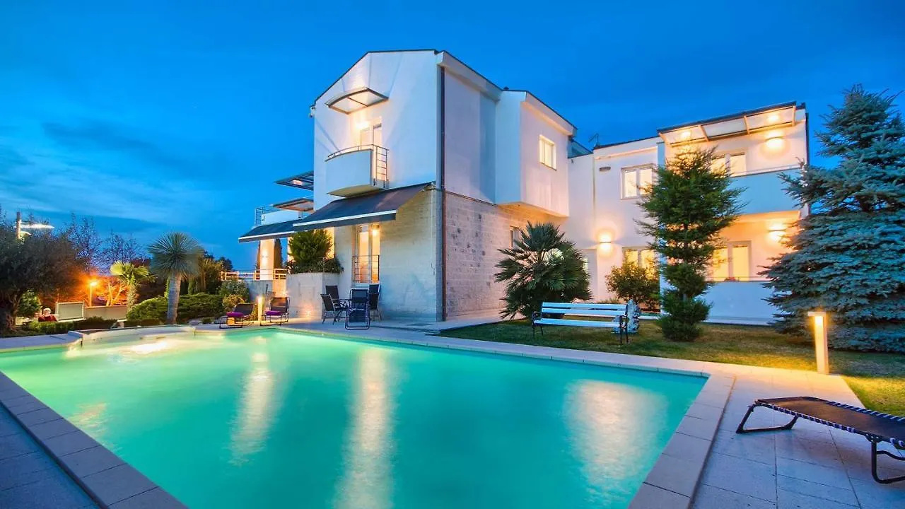 Luxury Villa Nicol With Pool And Sea View 300M From The Beach Pula