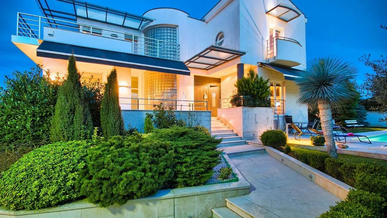 Luxury Villa Nicol With Pool And Sea View 300M From The Beach Pula