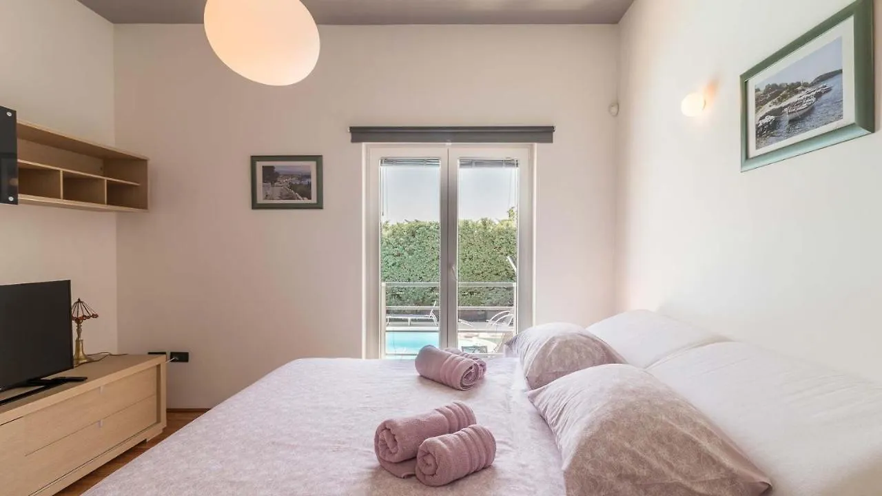 Luxury Villa Nicol With Pool And Sea View 300M From The Beach Pula